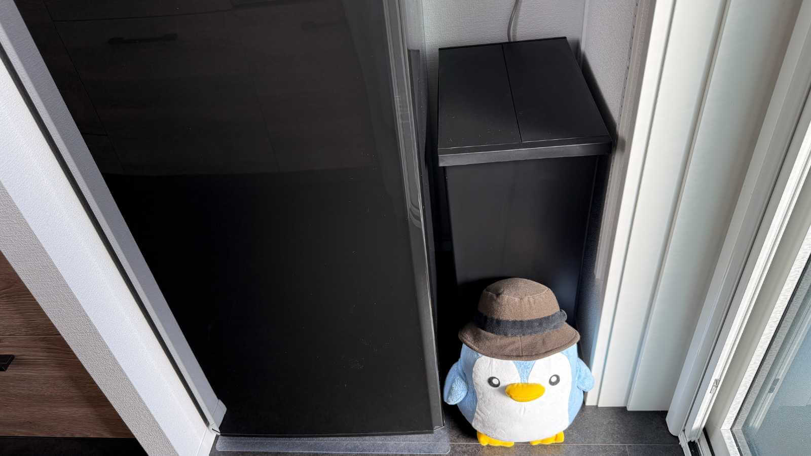 自在棚に設置した三菱の冷凍庫とケユカのゴミ箱